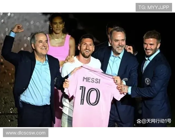 《梅西加盟迈阿密国际后首次亮相表现抢眼 吸引全球球迷关注》 《梅西加盟迈阿密国际后首次亮相表现抢眼 吸引全球球迷关注》