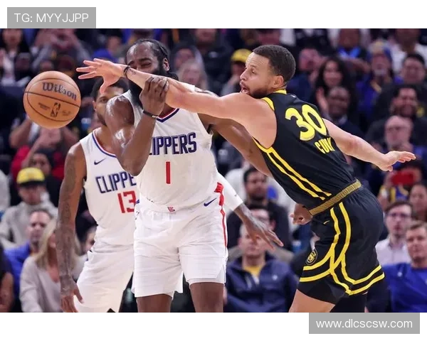 NBA季后赛激战正酣多队争冠格局生变球星表现引热议