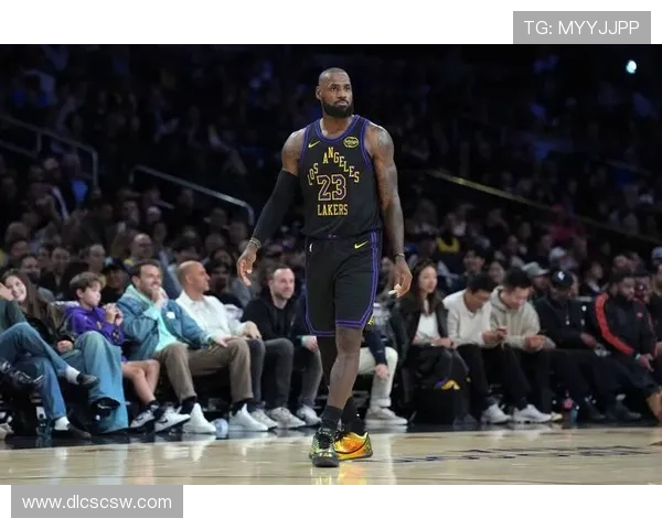 詹姆斯赛季初状态火热 湖人三连胜领跑西部引关注 詹姆斯赛季初状态火热 湖人三连胜领跑西部引关注